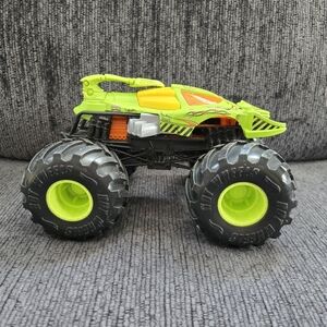 Hot Wheels Scorpedo Monster Truck Oversized 1:24 Monster Jam